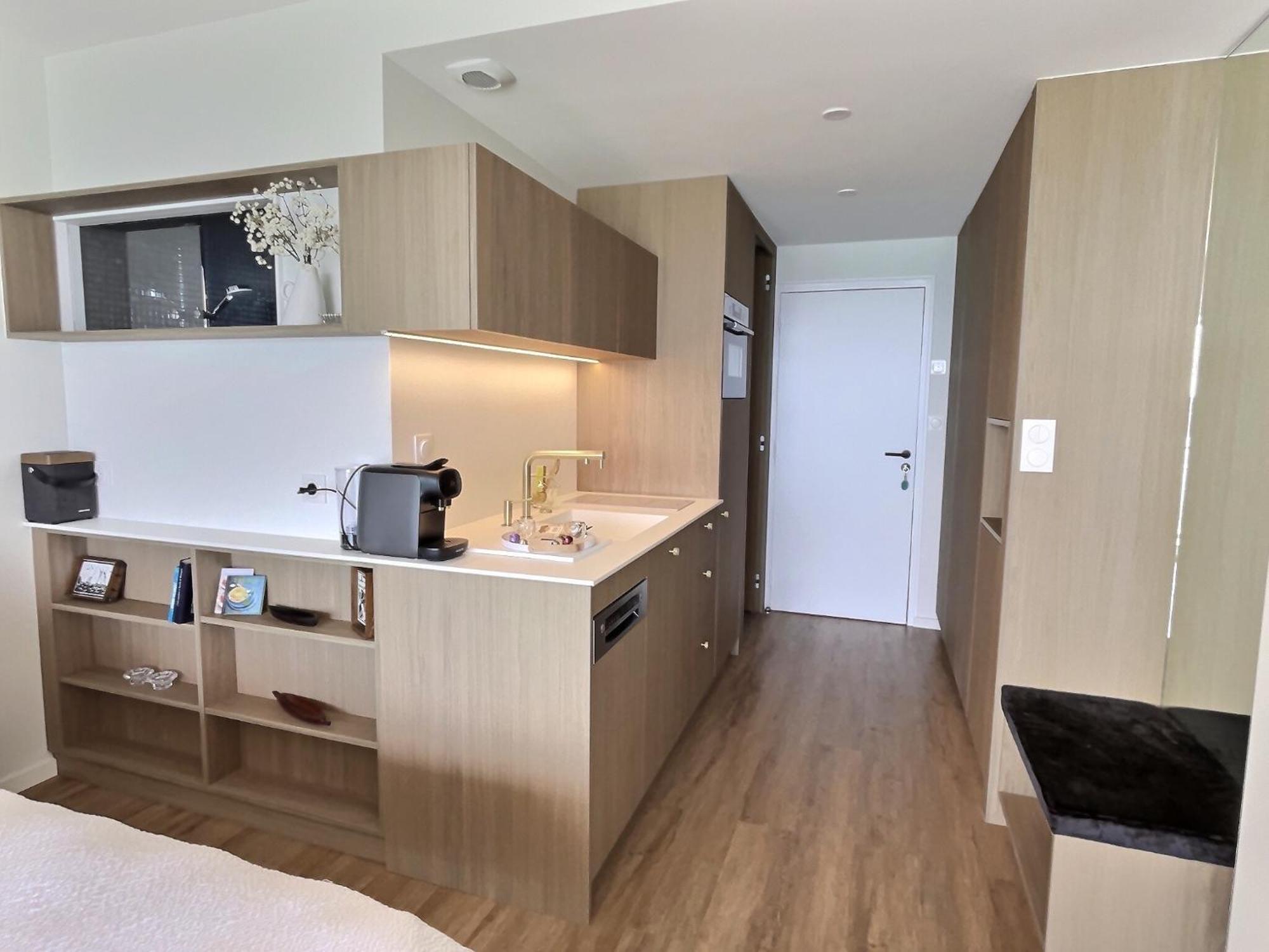 Sur L'o Studio: Beachfront Panoramic Sea View Apartment