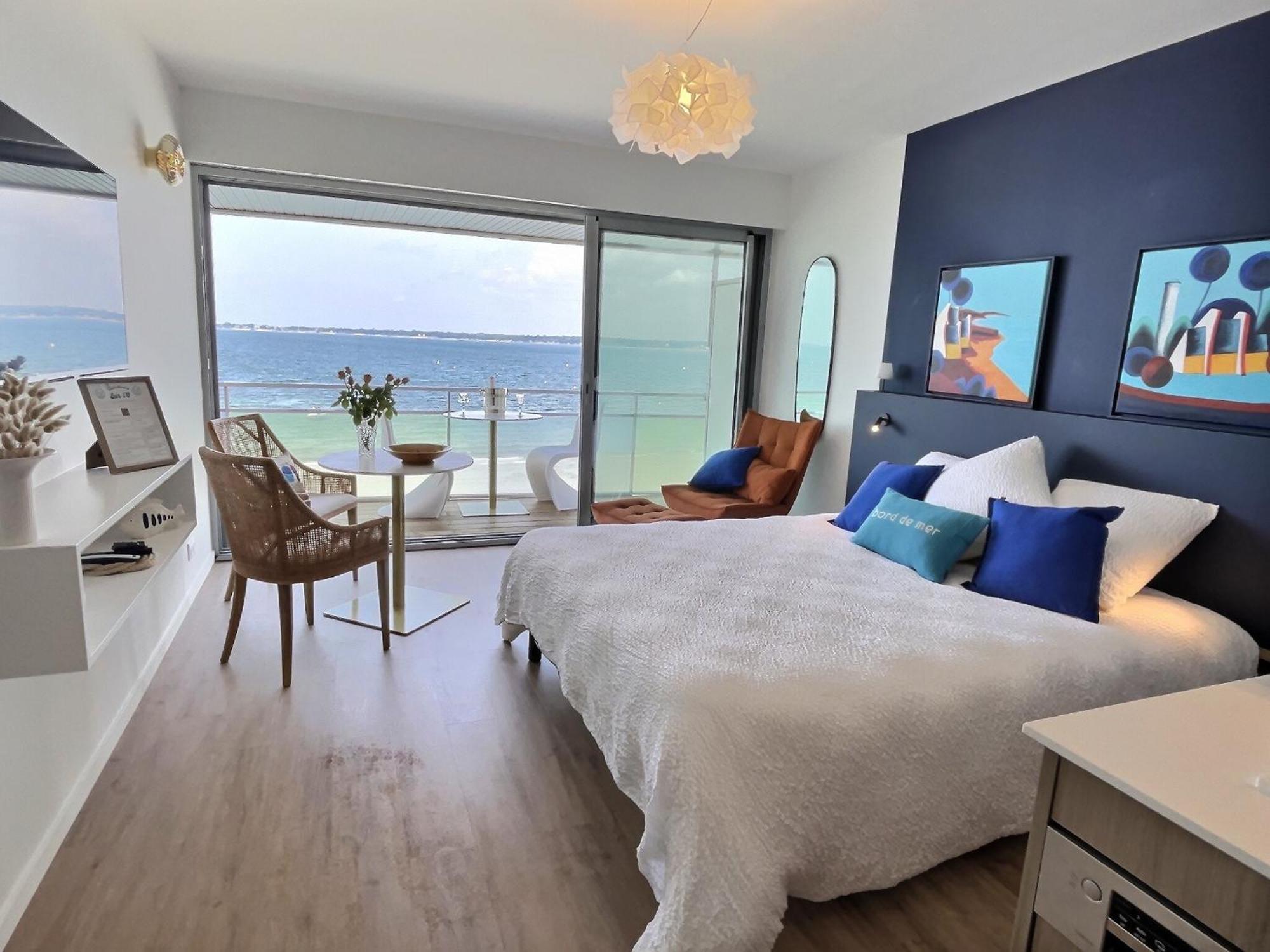 Sur L'o Studio: Beachfront Panoramic Sea View Apartment Concarneau