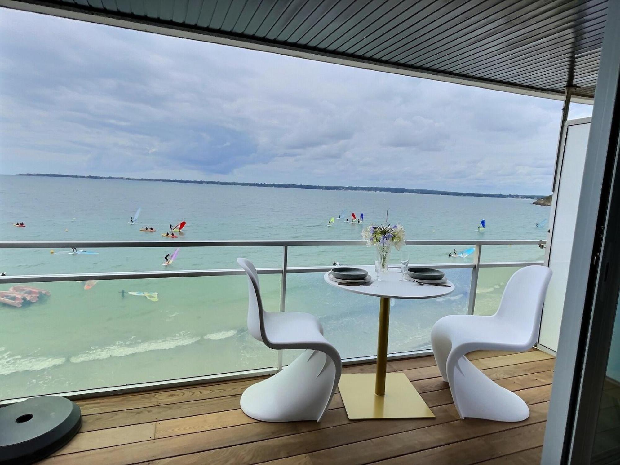 Sur L'o Studio: Beachfront Panoramic Sea View Apartment
